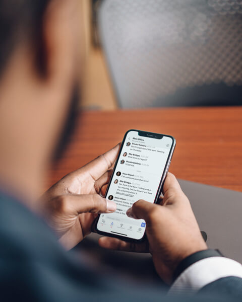 team-solutions-teamchat-communication-smartphone-messaging