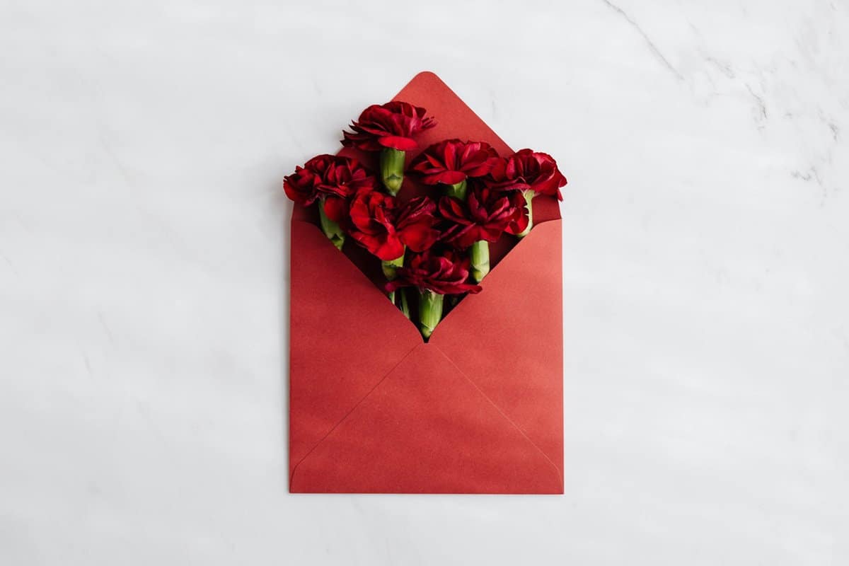 card with roses in it